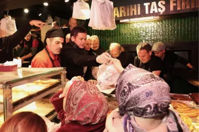 Bursa Osmangazi'de Başkan Aydın'dan Abdal Meydanı'nda sahur ikramı