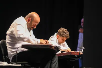 Bursa'da kanun resitalinde dede torun kapıştı