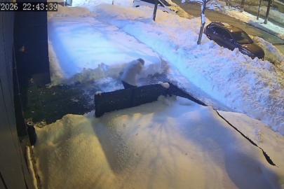 Çatıdan düşen kar kütlesi az daha can alıyordu