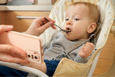 Çocuklarda ekran karşısında yemek masum mu?