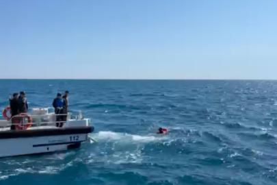 Devrilen sup boarda tutunarak 3 saat bekledi, yardımına deniz polisi yetişti