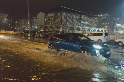Diyarbakır’da sağanak yağış: Cadde ve sokaklar göle döndü