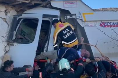 Freni patlayan kamyon eve çarparak durabildi