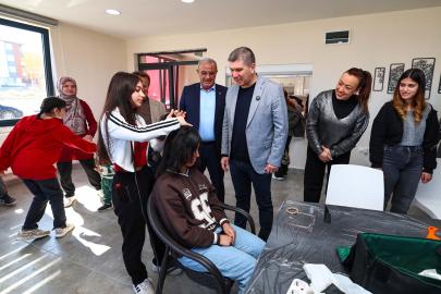 Gönüllü kuaförlerden engelli bireylere bakım