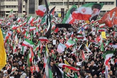 İran halkından Kudüs Günü yürüyüşüne yoğun katılım: Pezeşkiyan da yürüyüşe katıldı