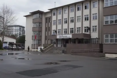 İstanbul Çekmeköy'de lisede bıçaklı saldırı! 2 öğretmen ve 1 öğrenci yaralandı