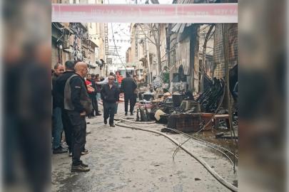 İzmir Karabağlar’da mobilya imalathanesinde yangın