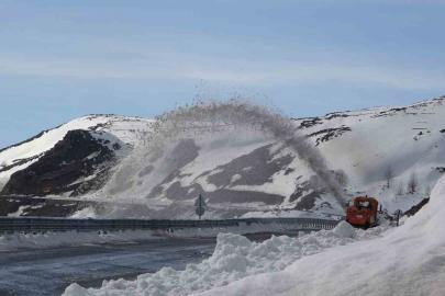 Kar ve tipi nedeniyle 4 aydır ulaşıma kapanan yol açılıyor