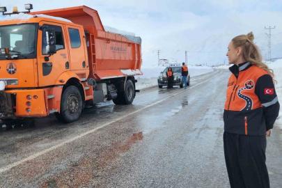 Karayollarına kadın eli: En zor şartlarda sahada