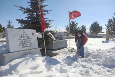 Karla kaplanan şehitlikte temizlik yaptılar