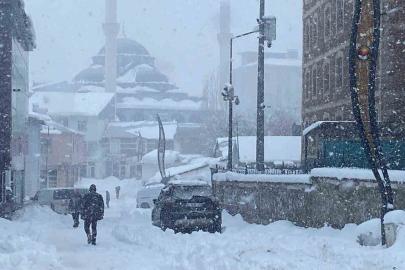 Karlıova’da kar yağışı yeniden etkili oldu