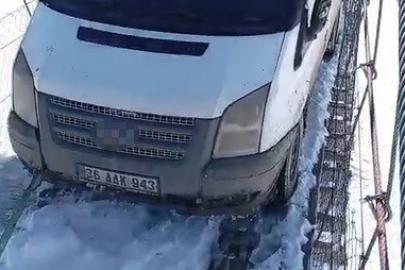 Kars’ta asma köprüde minibüs mahsur kaldı