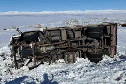 Kars’ta kamyon şarampole devrildi: 1 yaralı