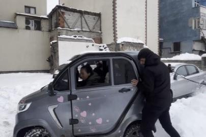 Kars’ta küçük otomobil kara saplandı: Vatandaşlar ite kaka kurtardı, o anlar viral oldu