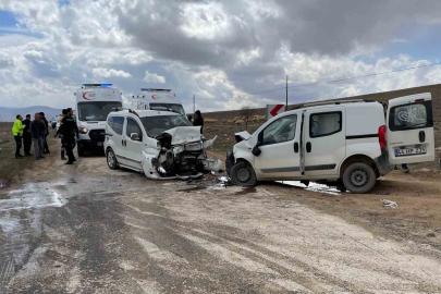 Malatya’da iki araç kafa kafaya çarpıştı: 4 yaralı