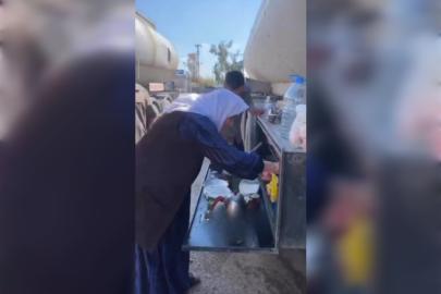 Mardin’de günlerdir yük bekleyen tanker şoförü ailesinden ziyaret: Yol kenarında kurulan sofrada hasret giderildi