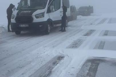 Palandöken geçidinde kar ve tipi nedeniyle onlarca araç mahsur kaldı