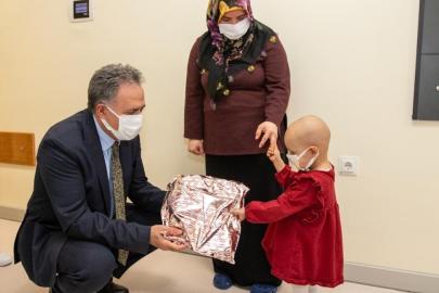 Rektör Akpolat, Onkoloji Hastanesi’ndeki minik hastaları hediyelerle sevindirdi
