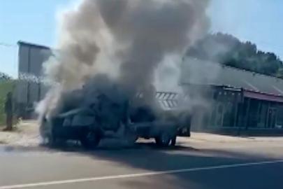 Seyir halindeki kamyonet yandı