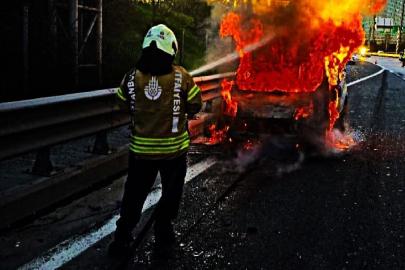 Ümraniye TEM Otoyolu’nda hafif ticari araç yangını