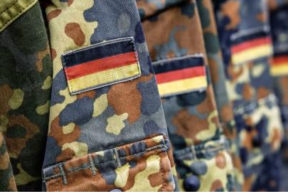 Almanya'da erkeklerin uzun süreli yurt dışı seyahat için askeri onay almaları gerekebilir