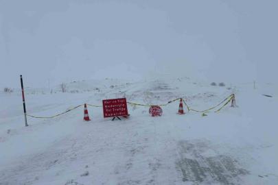 Ardahan-Ardanuç kara yolu kar ve tipi nedeniyle ulaşıma kapatıldı