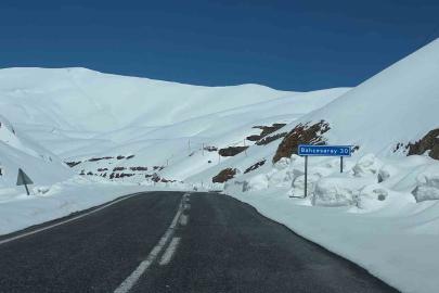 Bahçesaray yolundaki çalışmalara çığ riski nedeniyle ara verildi
