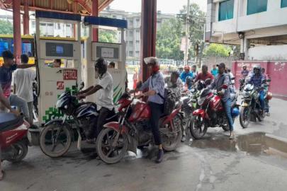 Bangladeş, yakıt krizi nedeniyle çalışma saatlerini azalttı