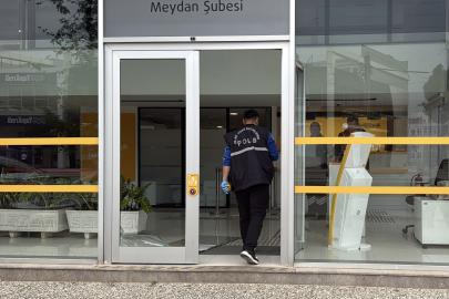 Bankanın kapı camını kırıp kaçtılar