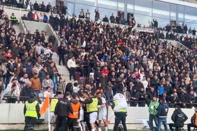 Elazığsporlu futbolcu gol sevincini polisle yaşadı