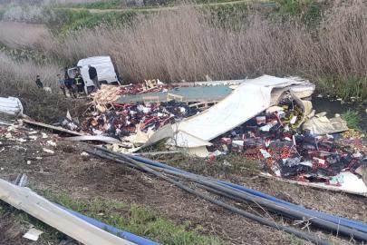 Elma yüklü çekici kanala devrildi: 1 yaralı