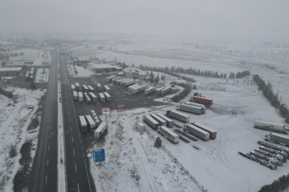 Erzincan’da kar etkisini gösterdi: Geçitlerde trafik kilitlendi