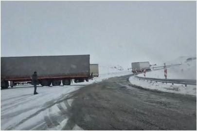 Erzurum-Çat kara yolunda tırlar mahsur kaldı