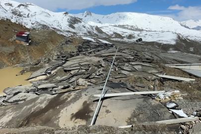 Hakkari’de heyelan: Tesis büyük hasar gördü, kara yolunda dev yarıklar oluştu