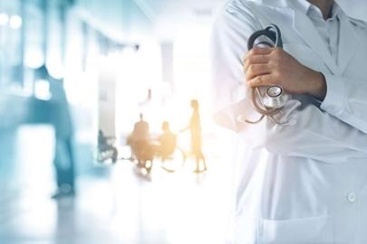 İngiltere’de hastanelerde hemşireler doktor yerine kullanılıyor