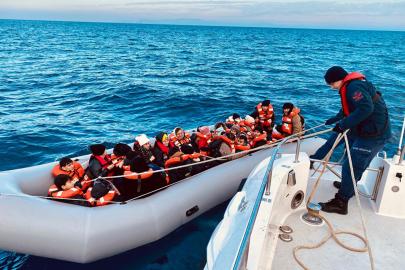 İzmir açıklarında 24 düzensiz göçmen yakalandı