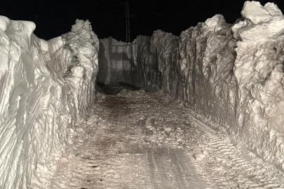 Kar yağışının olduğu Ağrı'da köy yollarının trafiğe açılması için çalışmalar devam ediyor