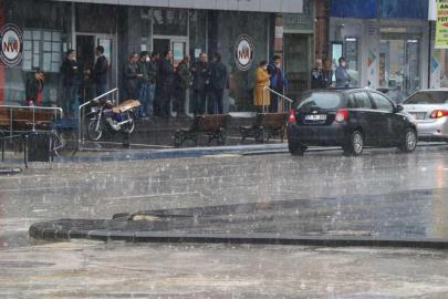 Meteoroloji'den "kuvvetli" ve "şiddetli" sağanak uyarısı