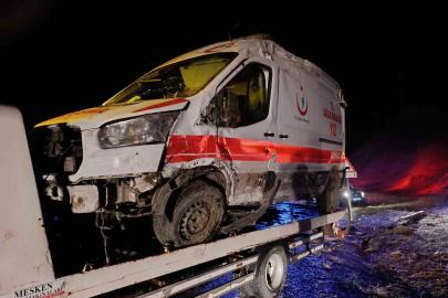 Muş’ta ambulansı devrildi: 5 yaralı