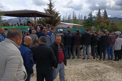 Otomobil ağaca çarptı: 2 ölü, 2 yaralı (3)