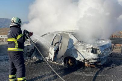 Seyir halindeki otomobil alev aldı: 4 kişilik aile facianın eşiğinden döndü