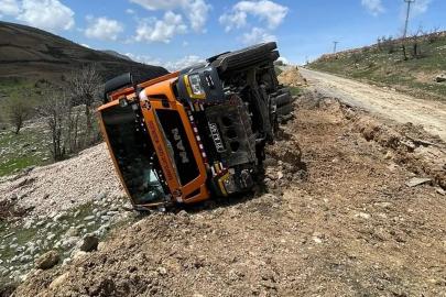 Siirt’te karayollarına ait kamyonet devrildi: Bir yaralı