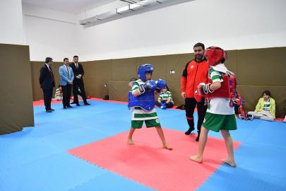 Yeşilyurt Belediyesi, okulun spor salonunu yeniledi