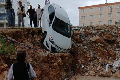 Mardin’de kontrolden çıkan otomobil uçurum kenarında asılı kaldı
