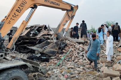 Pakistan'da bombalı araçla saldırı: 12 polis hayatını kaybetti