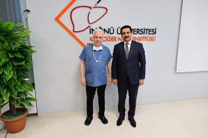 Dünyanın ilk sekizli çapraz karaciğer nakli operasyonuna imza atan ekibe anlamlı ziyaret