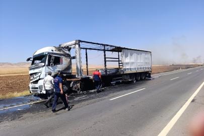 Mardin’de seyir halinde alev alan tır kullanılamaz hale geldi