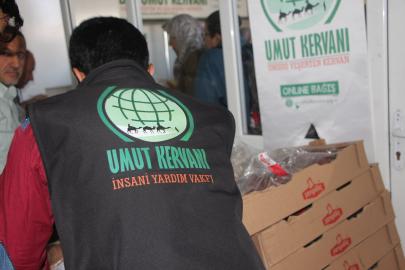 Umut Kervanı Mardin'de yüzlerce aileye et dağıtımında bulundu