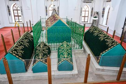Bursa'da hanedan türbelerindeki puşideler yenilendi