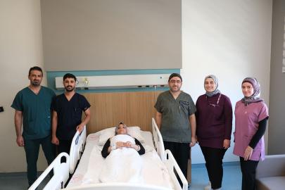 Gaziantep'te 13 yaşındaki hasta üç aşamalı omurga ameliyatıyla tedavi edildi